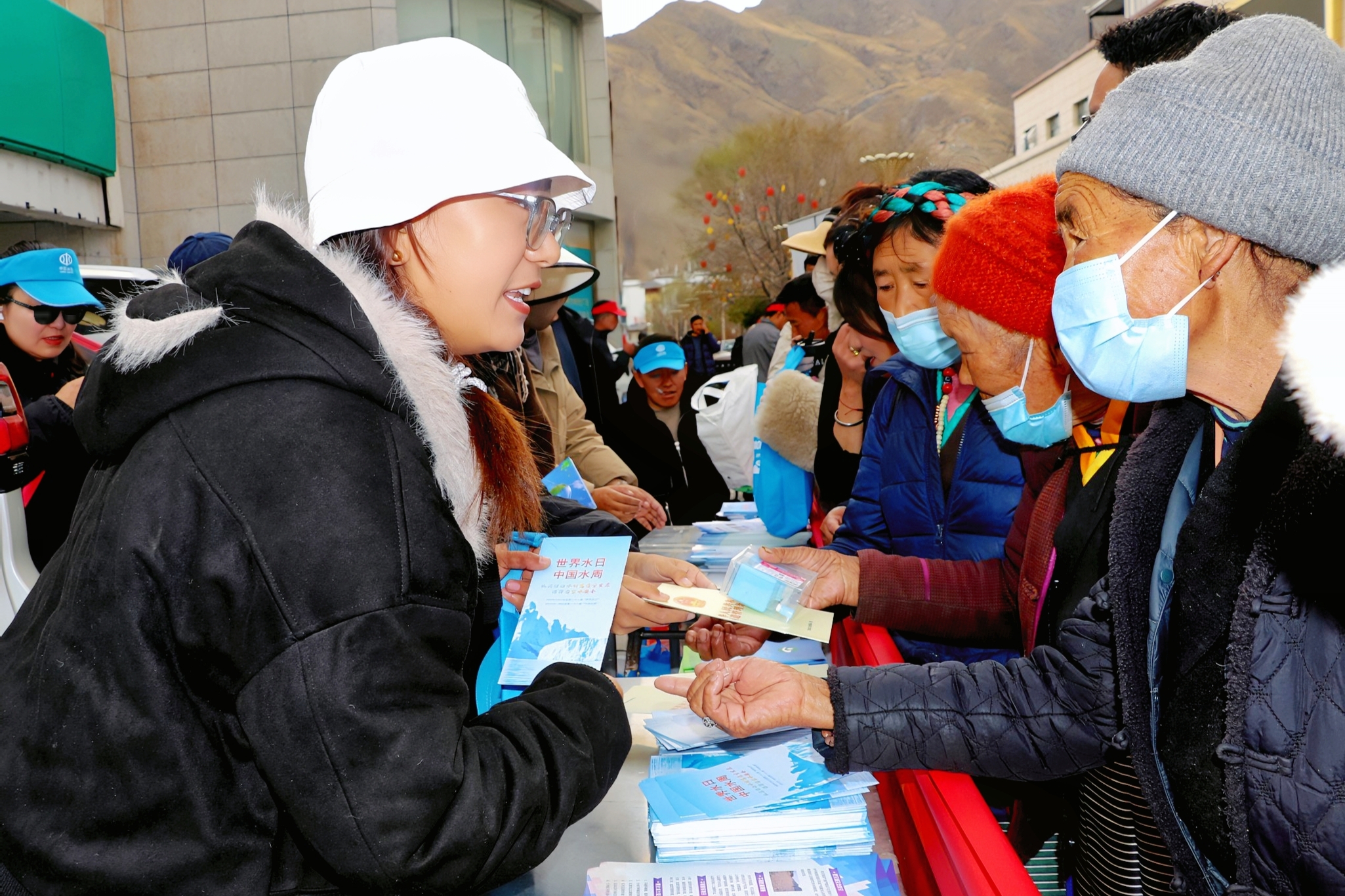 图为宣传活动现场,工作人员为过往市民群众发放宣传手册、详细普及日常生活中节约用水小技巧。 (4).jpg