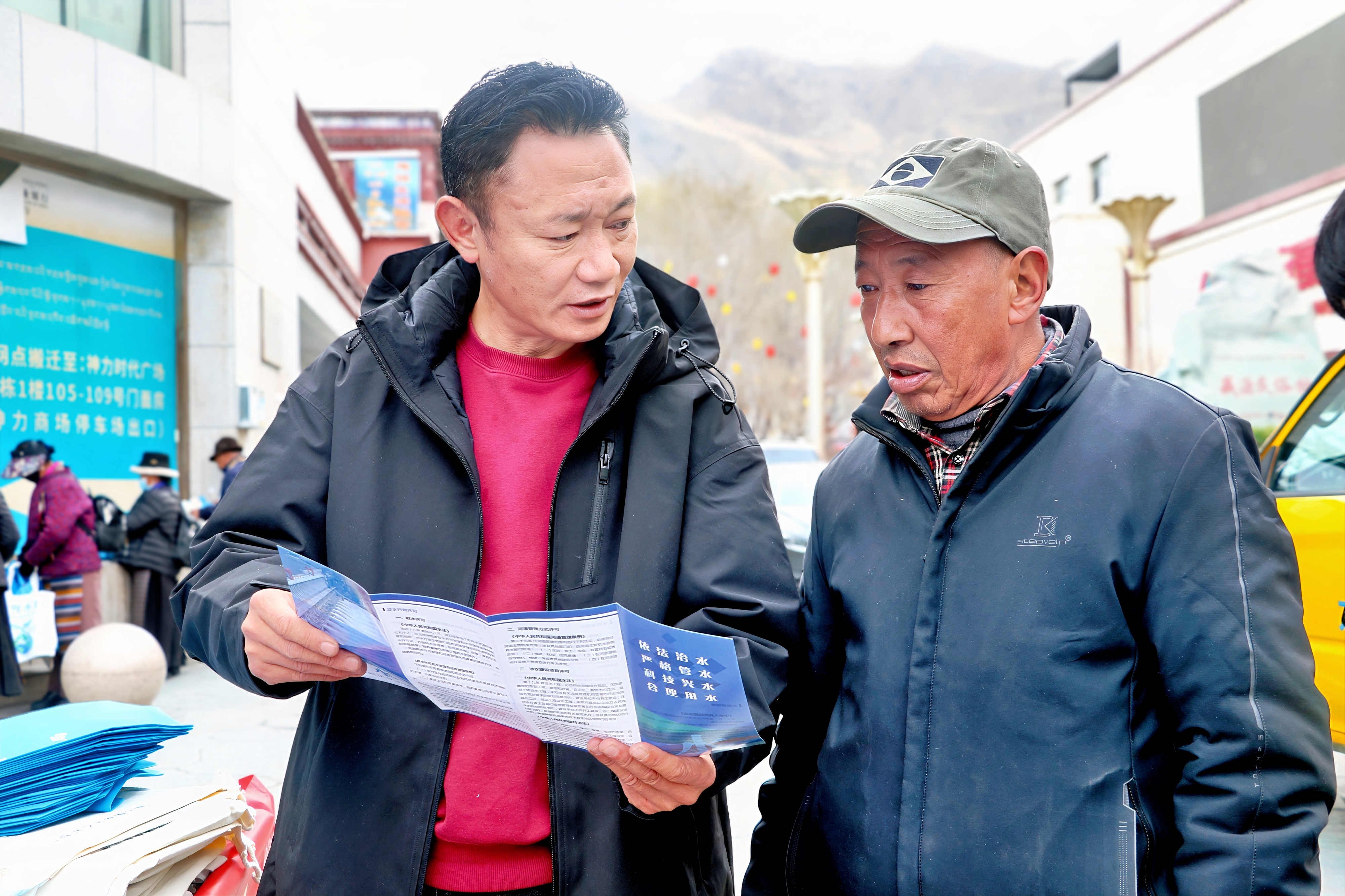 图为宣传活动现场,工作人员为过往市民群众发放宣传手册、详细普及日常生活中节约用水小技巧。 (3).jpg