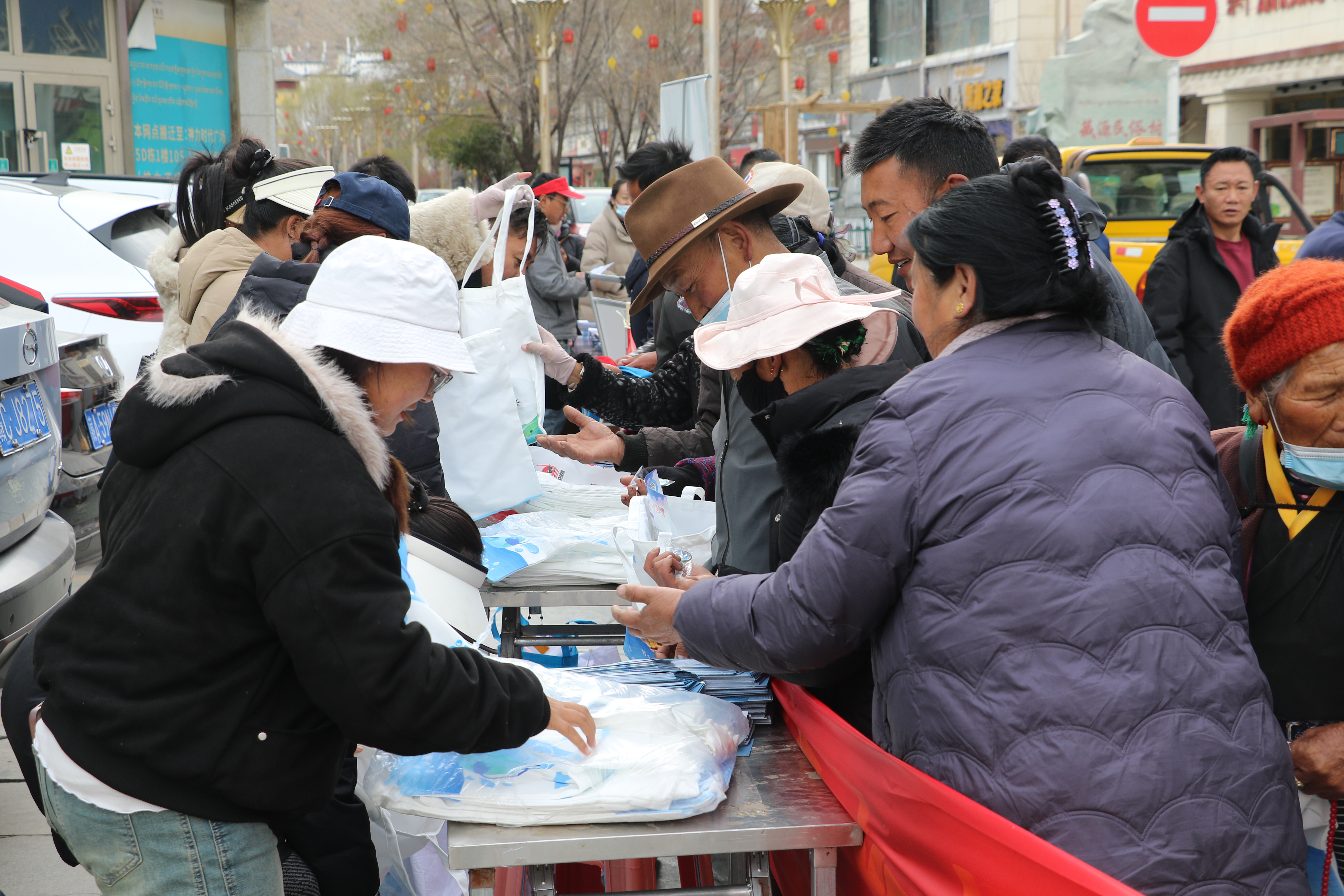 图为宣传活动现场,工作人员为过往市民群众发放宣传手册、详细普及日常生活中节约用水小技巧。 (2).jpg